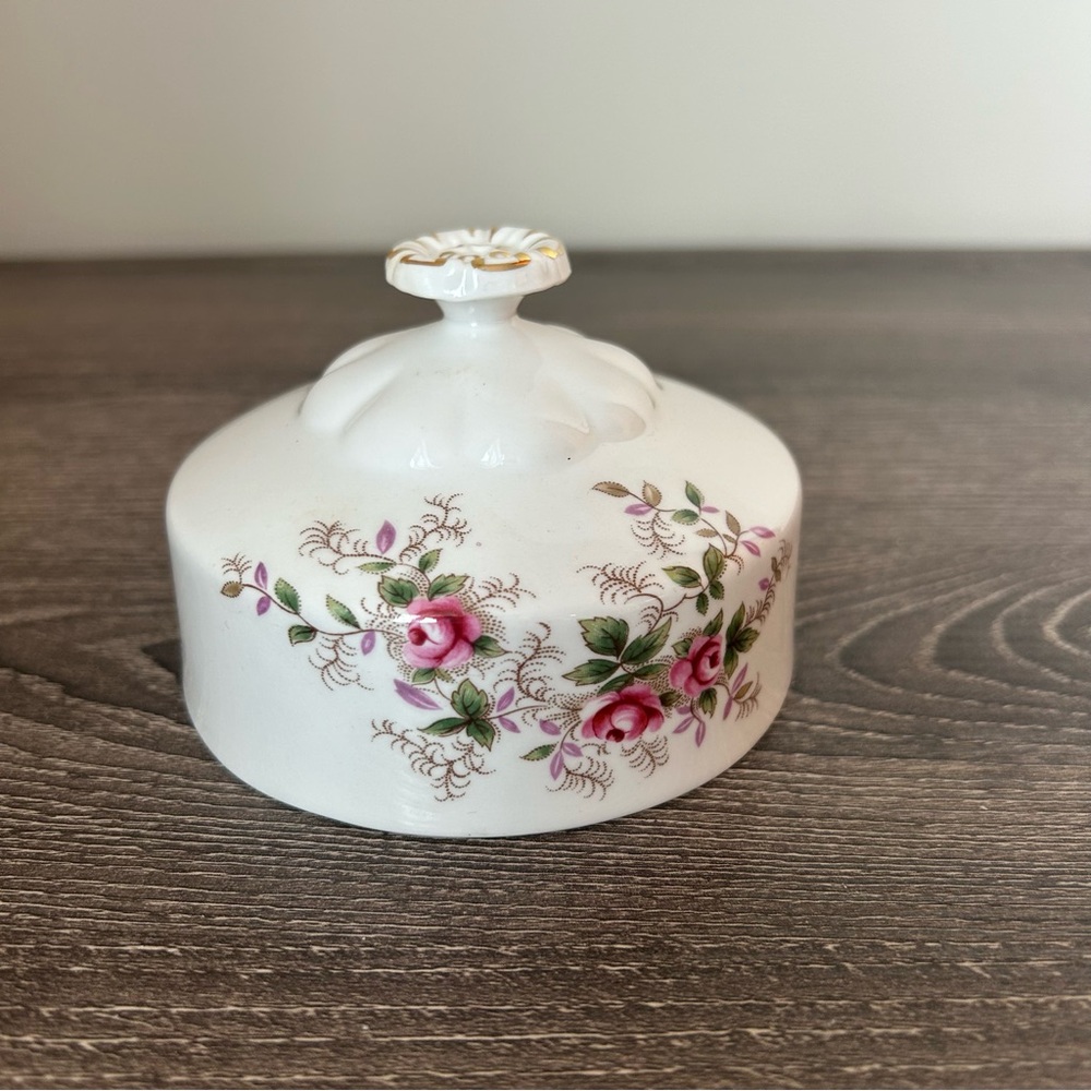 *DAMAGED*‎ Vintage Royal Albert fine bone china lavender rose butter dish cover
